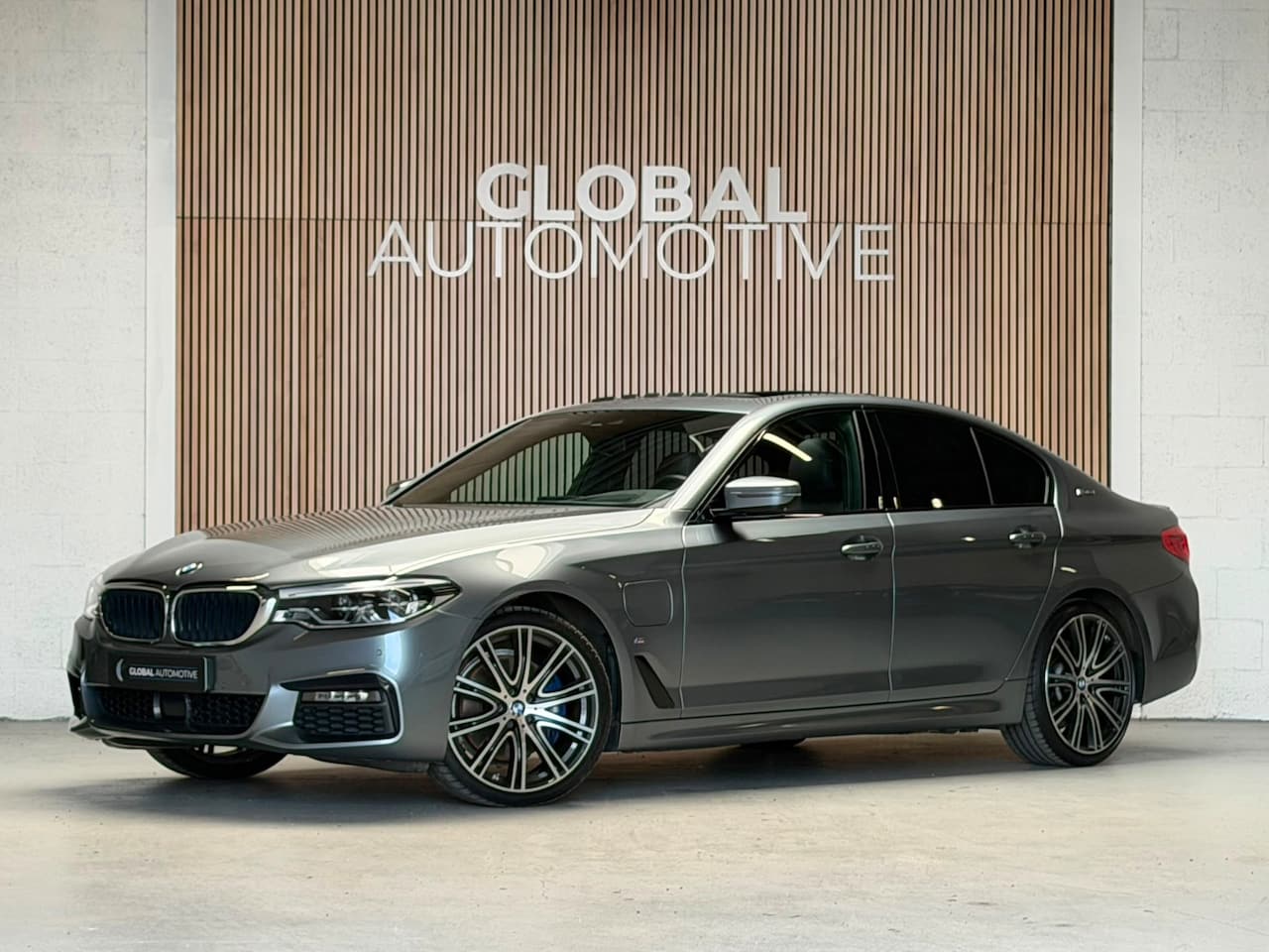 BMW 5-serie - 530e High Executive M sport - 20 INCH - SOFTCLOSE - HEAD UP - SCHUIFDAK - AutoWereld.nl
