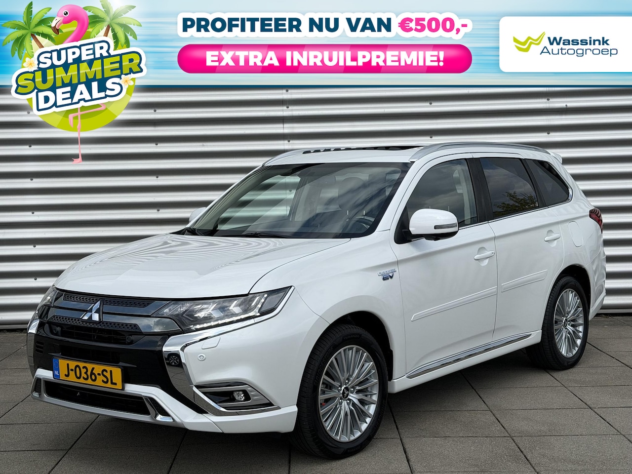 Mitsubishi Outlander - 2.4 PHEV Intense+ | Summer Deals | Schuif-/kanteldak | 4WD | Navigatie | Stoel/Stuurwielve - AutoWereld.nl