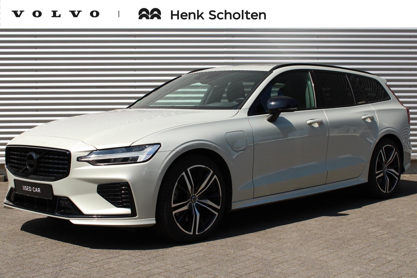 Volvo V60 - T6 Automaat Plug-in hybrid AWD Plus Dark | Birch Light Metallic | Panoramadak | Elektrisch - AutoWereld.nl