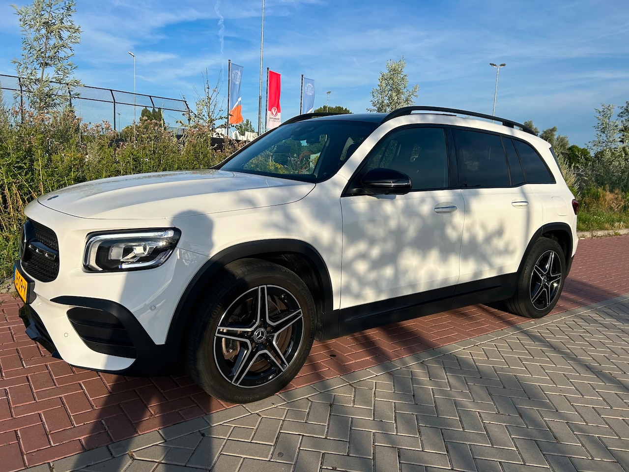 Mercedes-Benz GLB - 250 4MATIC AMG Pano Trekhaak Apple Carplay - AutoWereld.nl