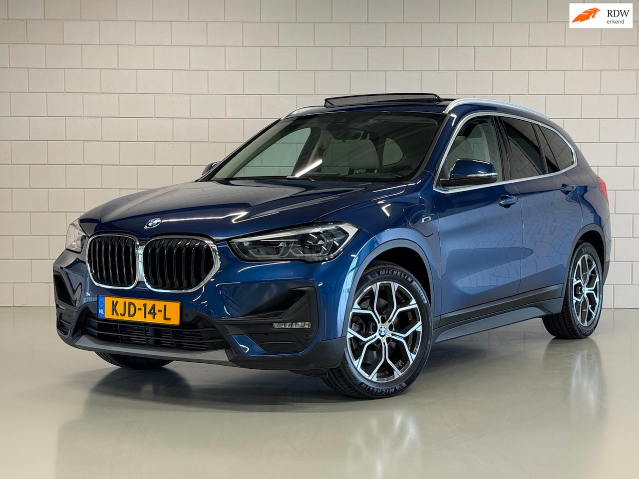BMW X1 - XDrive25e High Executive | PANO | 1E EIG | DEALER | LEDER | CAMERA | NAVI PROF | SPORTSTOE - AutoWereld.nl