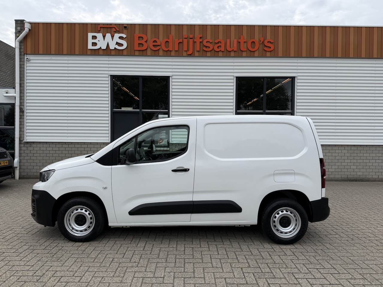 Peugeot Partner - 1.2 PureTech Premium / benzine grijs kenteken / euro 6 / vaste prijs rijklaar € 11.750 ex - AutoWereld.nl