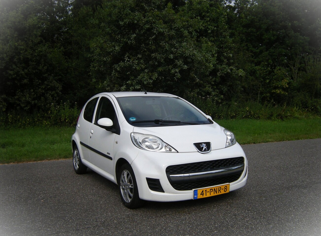 Peugeot 107 - 1.0-12V Millesim 200 . 5 Drs . Airco . Elec ramen . TRekhaak afneembaar . enz - AutoWereld.nl
