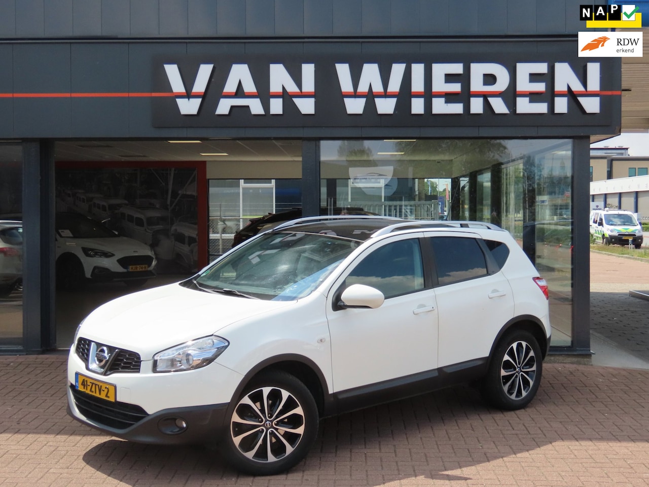 Nissan Qashqai - 1.6 Connect Edition Pano Trekhaak Camera 18" Cruise Clima NAP - AutoWereld.nl