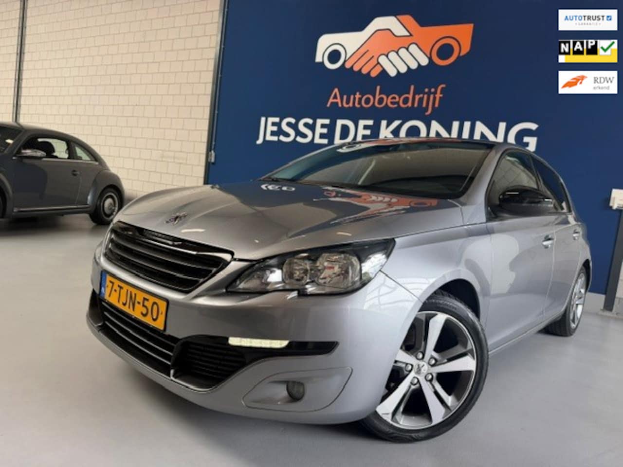 Peugeot 308 - 1.2 VTi Active /bj.2014 / kleur: grijs/ navigatie/trekhaak/5 deurs/climate/etc/ NAP met 14 - AutoWereld.nl