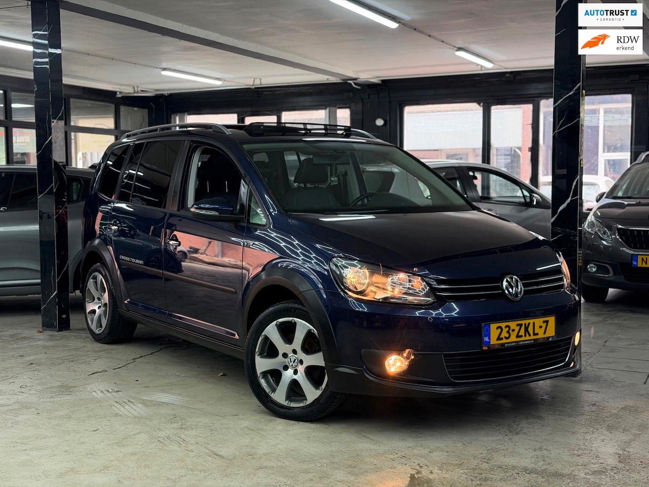 Volkswagen Touran Cross - 1.4 TSI Pano | CarPlay | Leer | parkeersensoren - AutoWereld.nl