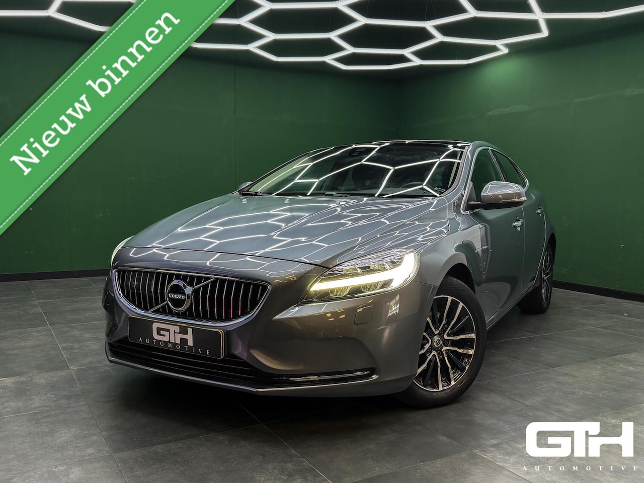 Volvo V40 - 2.0 D2 Nordic+ Camera | Keyless | Pano | NAP - AutoWereld.nl