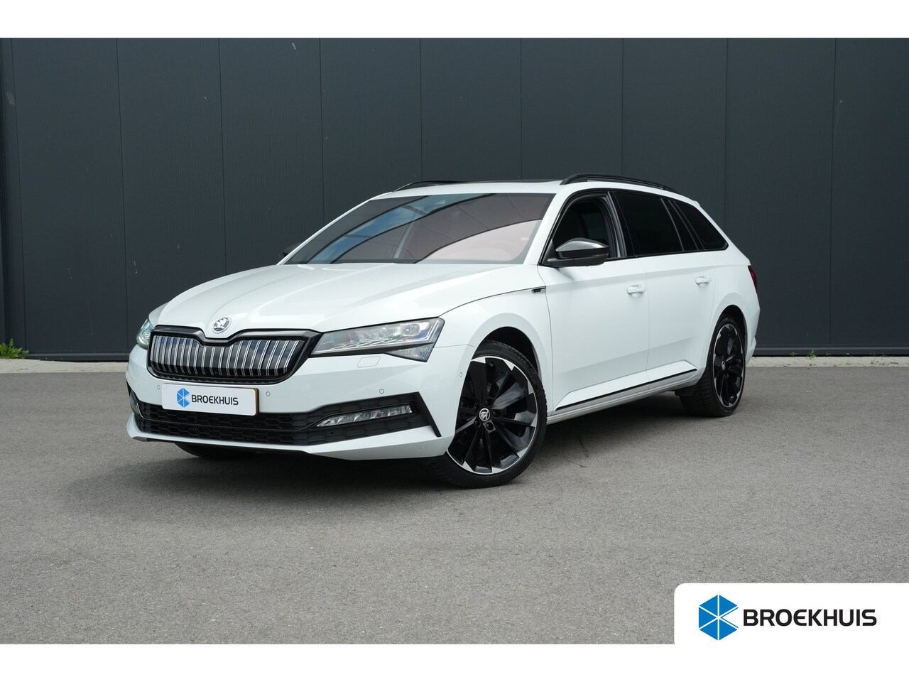 Skoda Superb Combi - 1.4 TSI iV 218pk Sportline Business | Panoramadak | Trekhaak | 360 Camera | Stoelen Elektr - AutoWereld.nl