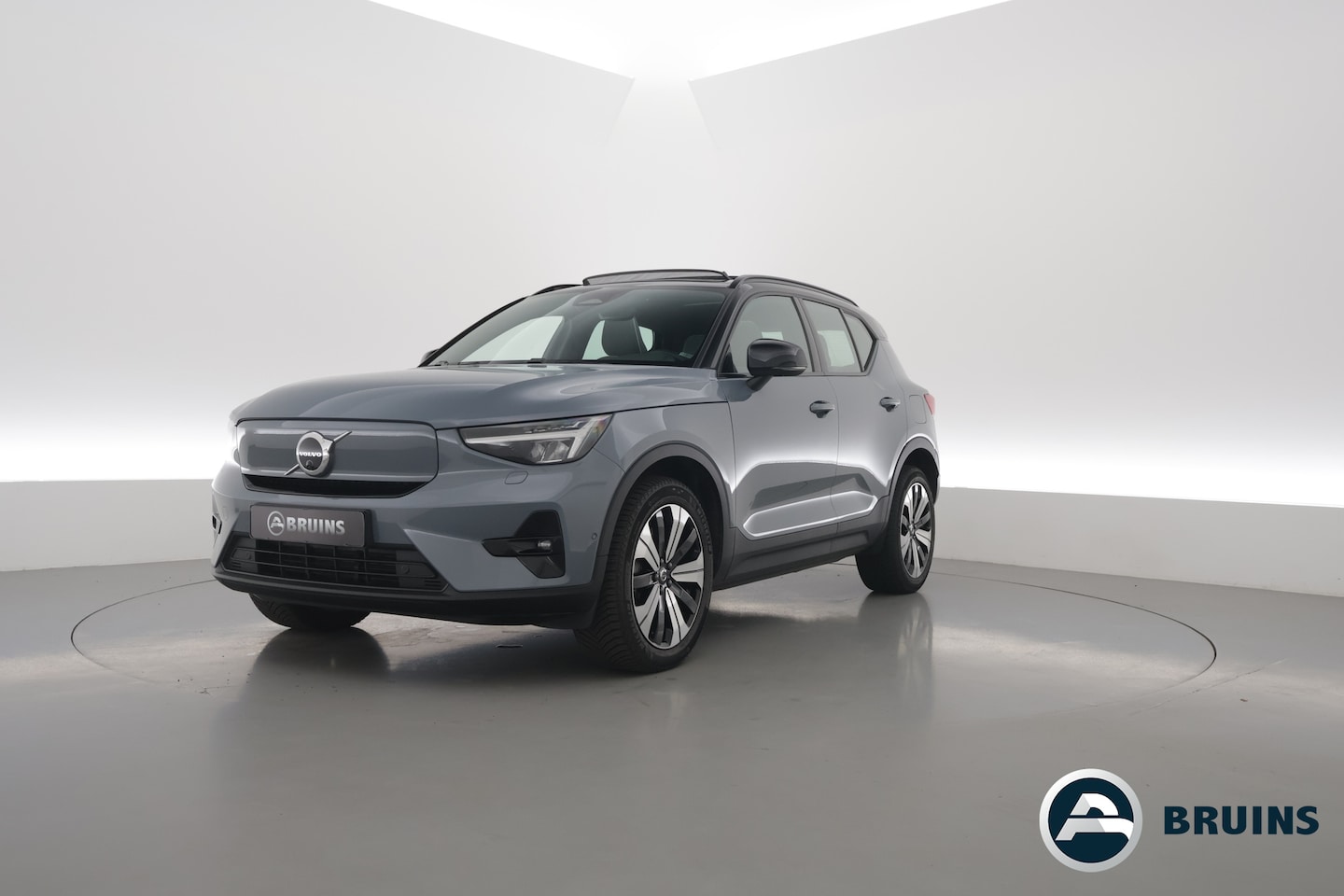 Volvo XC40 - Recharge Ultimate 70 kWh | Pano-dak | 360 camera | Elek. stoelen | Stoel + stuurverwarming - AutoWereld.nl