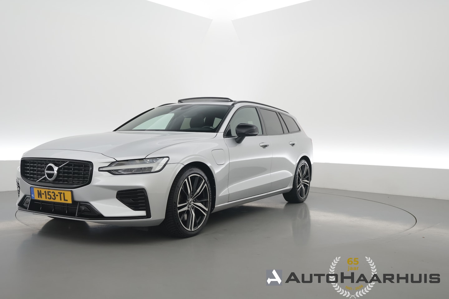 Volvo V60 - 2.0 T6 Recharge AWD R-Design | Pano | Camera | Pilot Assist | Memory Seats | Stoel- Stuurv - AutoWereld.nl