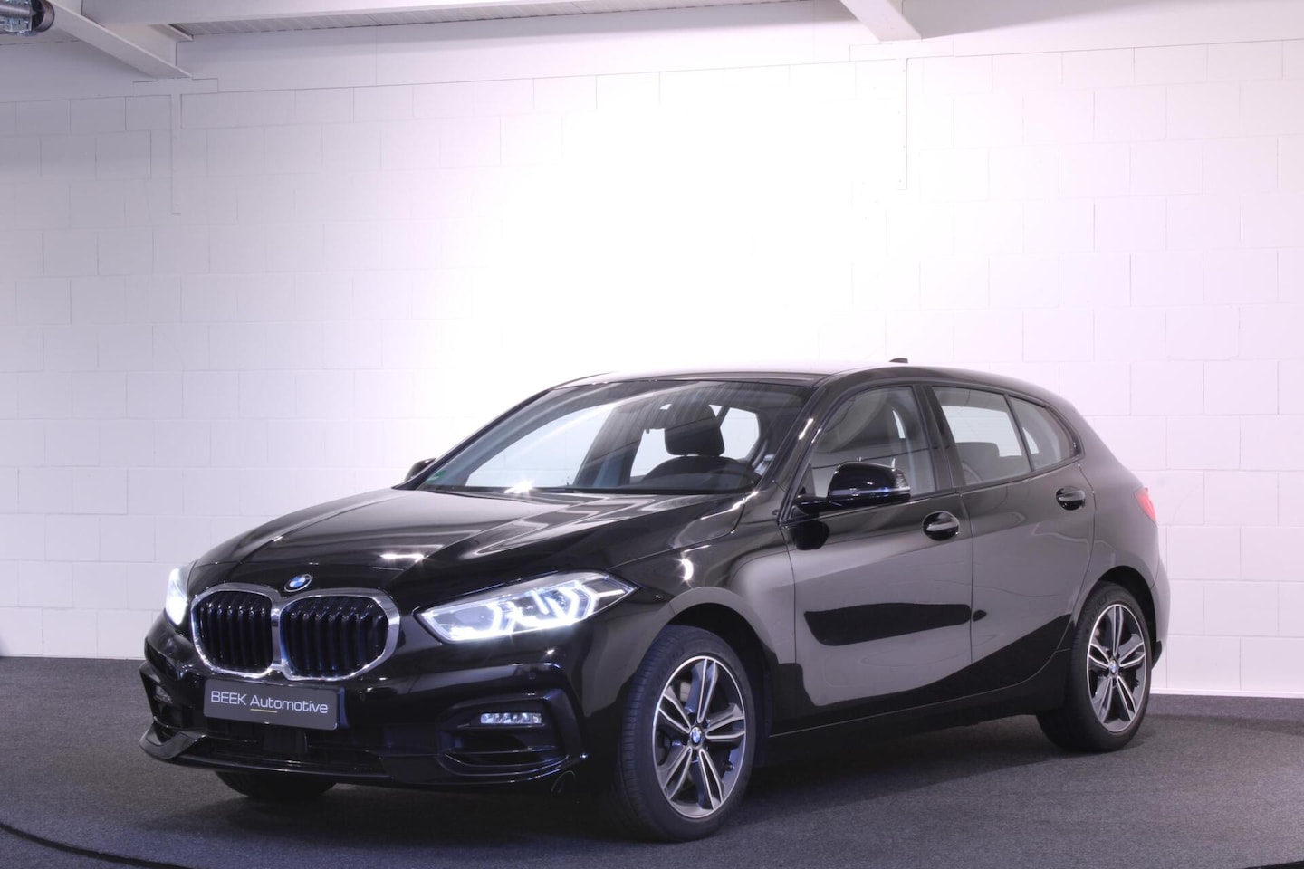 BMW 1-serie - 120i Sport Line | PDC | Stoelverwarming | Apple CarPlay - AutoWereld.nl