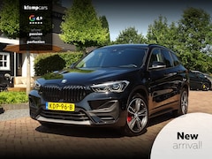 BMW X1 - sDrive20i Sportif | All-Black | Uniek | Custom | 19 inch | Nav
