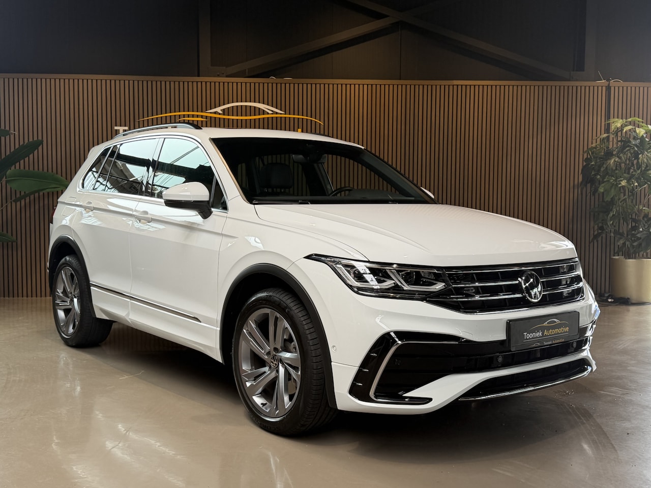 Volkswagen Tiguan - 1.4 TSI eHybrid R-Line Business+ PANORAMA | AUTOMAAT | - AutoWereld.nl