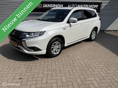 Mitsubishi Outlander - 2.4 PHEV Pure | Camera | Afn. Trekhaak | 1500kg Trekgewicht | Clima | Stoelverwarming |