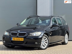 BMW 3-serie Touring - 318d High Executive | Navigatie | Xenon | Parkeersensoren | Trekhaak |