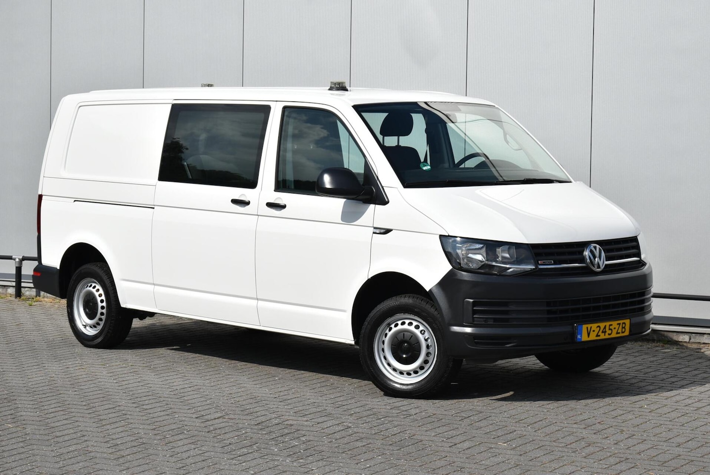Volkswagen Transporter - 2.0 TDI L2H1 DC 150 Pk 4Motion 5 Pers - AutoWereld.nl