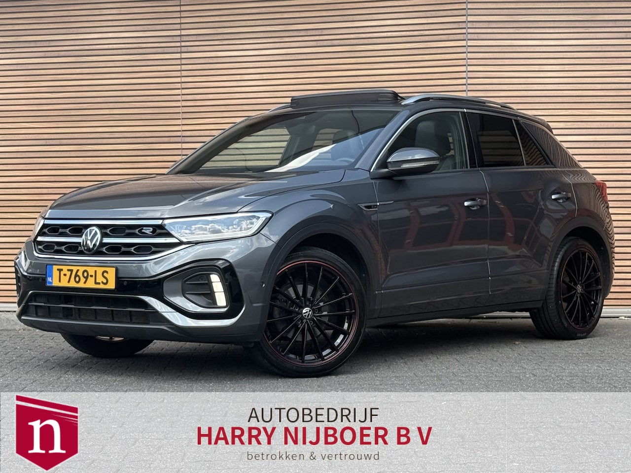 Volkswagen T-Roc - 1.5 TSI R-Line Business+ Trekhaak / Carplay / Panodak / Sportstoelen / Adapt. Cruise - AutoWereld.nl