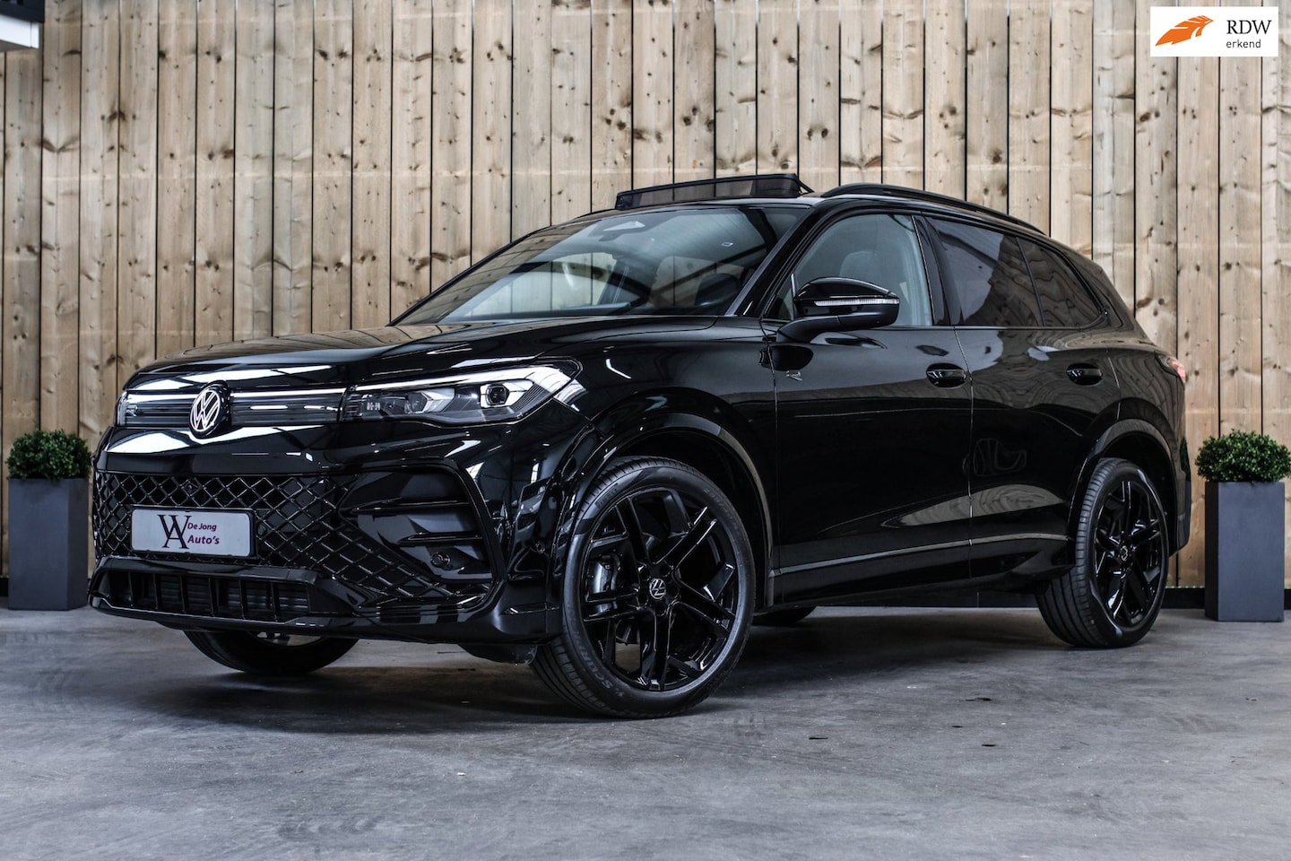Volkswagen Tiguan - 1.5 eTSI R-Line *Pano*H/K*360 Camera*Head-Up*Keyless*Trekhaak* - AutoWereld.nl