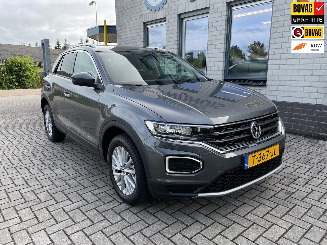 Volkswagen T-Roc - 1.0 TSI Style Camera / PDC / Clima / Lane / Add. Cruise / Spraak bediening / Carplay / Tre - AutoWereld.nl
