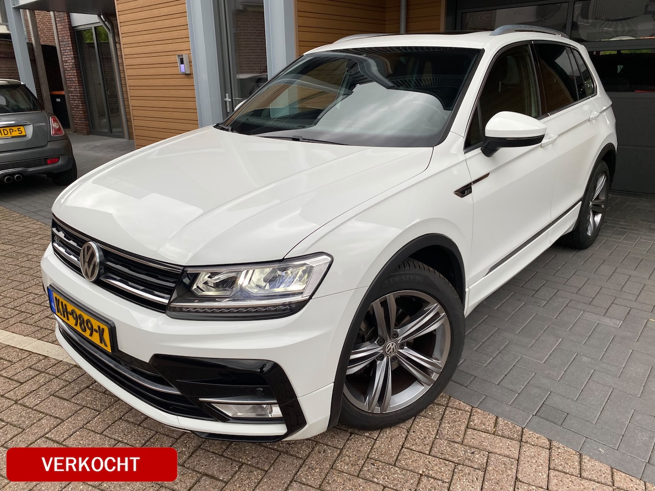 Volkswagen Tiguan - 1.4 TSI Connected Series | R-line| Pano| Stoelverw/ Massage| Trekhaak - AutoWereld.nl