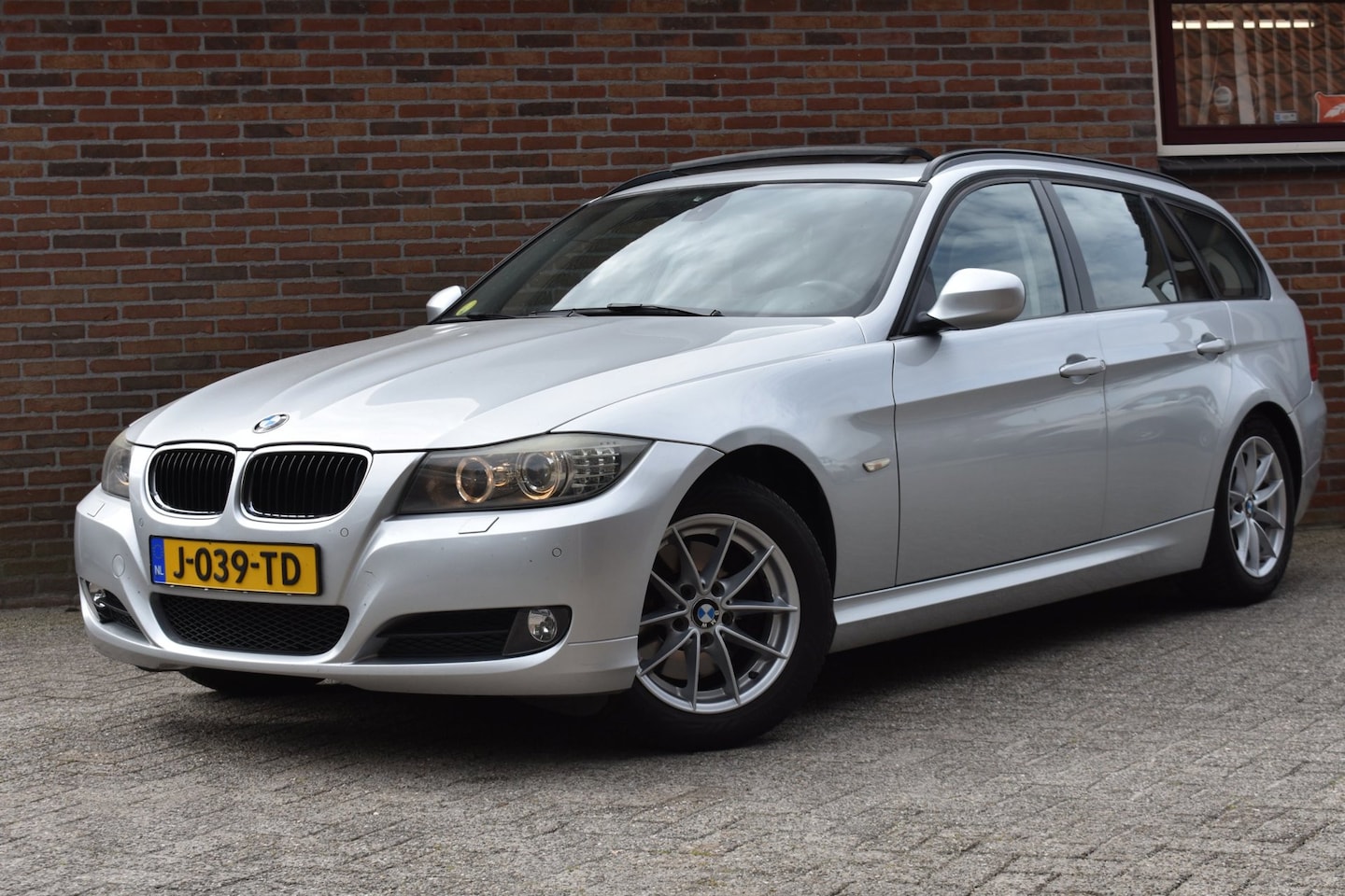 BMW 3-serie Touring - 320i Business Line '10 Xenon Pano Clima Leder NAvi Cruise - AutoWereld.nl