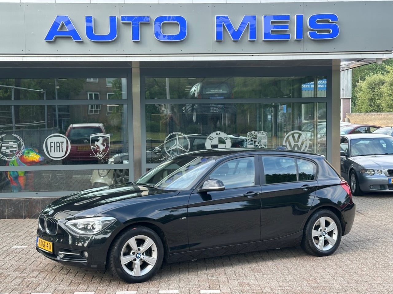 BMW 1-serie - 118I Business+ A Navi airco Cruise Trekhaak NAP-Autopas - AutoWereld.nl