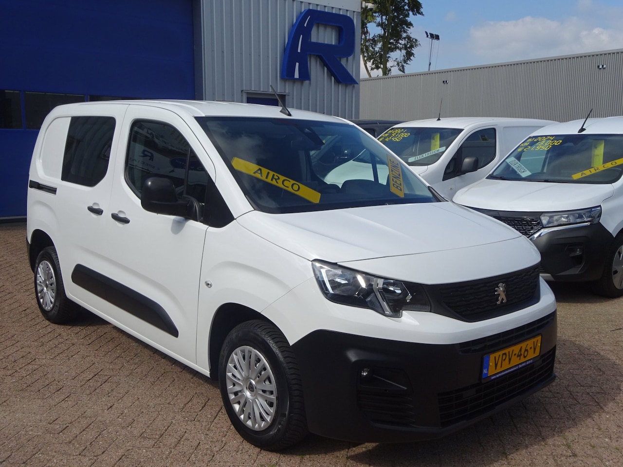 Peugeot Partner - 1.2 PureTech Pro BENZINE AIRCO NAVI CRUISE CONTROL PDC SCHUIFDEUR - AutoWereld.nl
