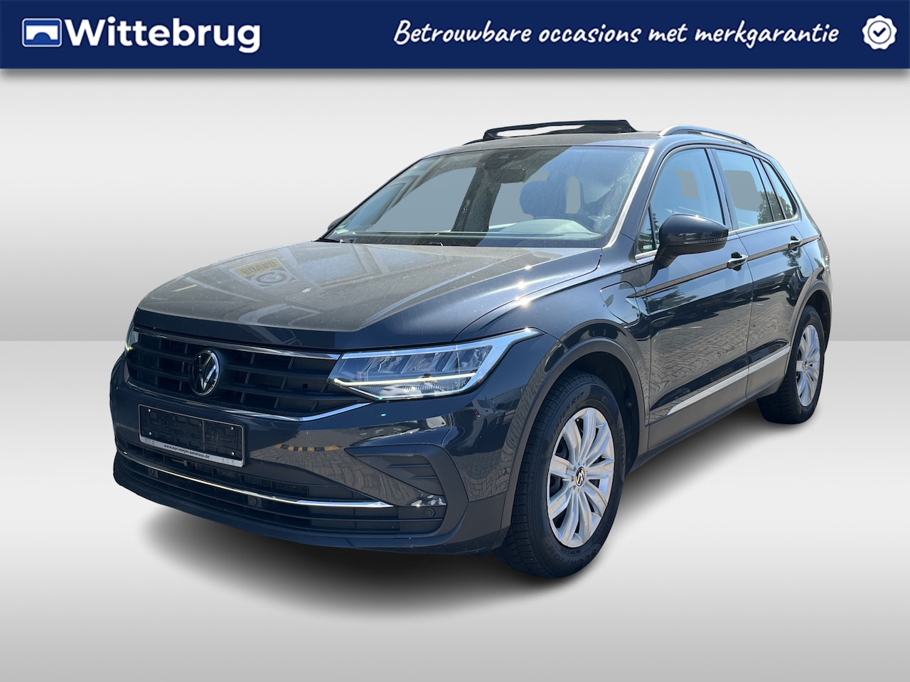 Volkswagen Tiguan - 1.4 TSI eHybrid Life / AUTOMAAT/ 245 PK/ PANO/ TREKHAAK/ PARK.SENSOR.V+A/ STUURVERWARM./ A - AutoWereld.nl