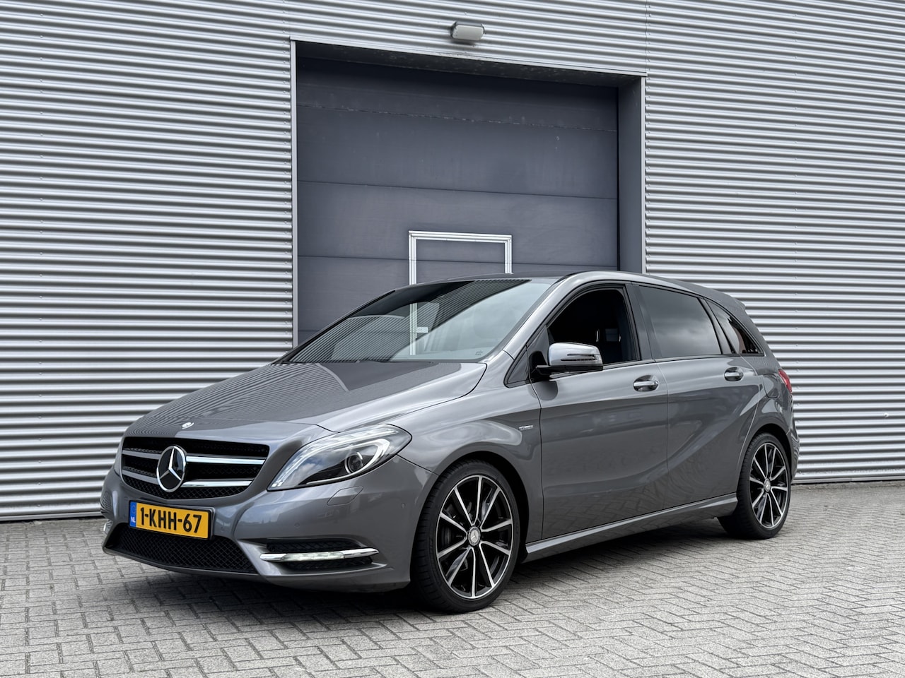 Mercedes-Benz B-klasse - 200 Ambition I Aut. I Leder I Navi I Night Pakket - AutoWereld.nl