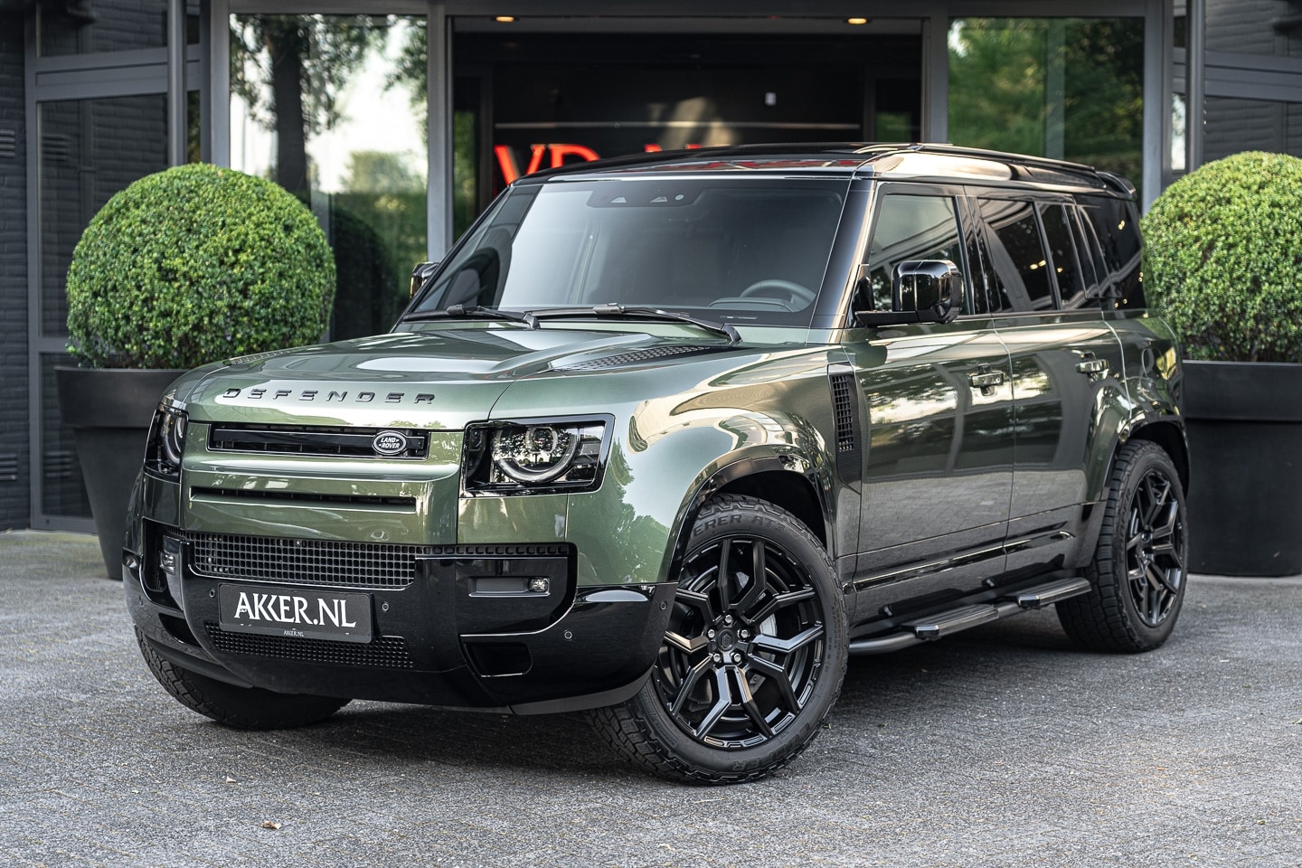Land Rover Defender 110 - LANDROVER P300e X-Dynamic SE | Facelift I Black Pack | Pano.Dak | 360° Camera | 22 Inch - AutoWereld.nl