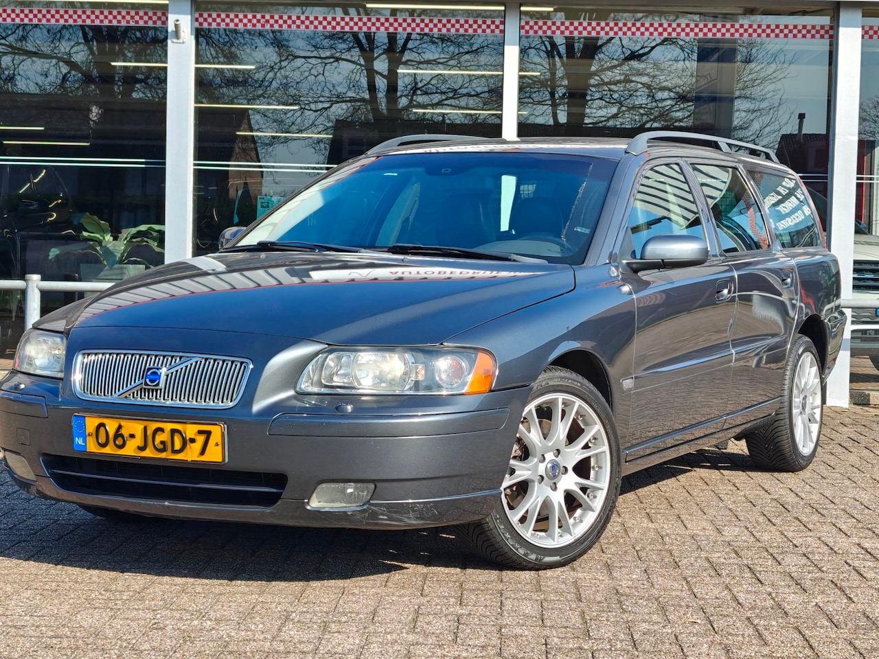 Volvo V70 - 2.5T AWD Kinetic | Automaat | Panoramadak | Lederen bekleding elektrisch verstelbaar - AutoWereld.nl