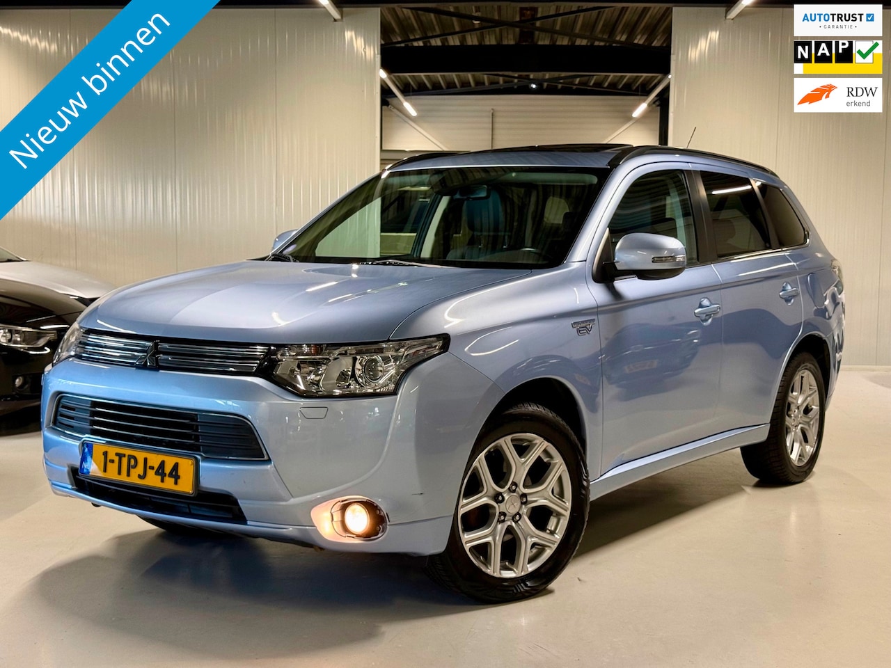 Mitsubishi Outlander - 2.0 PHEV instyle+ Opendak|Camera|Trekhaak!!! - AutoWereld.nl