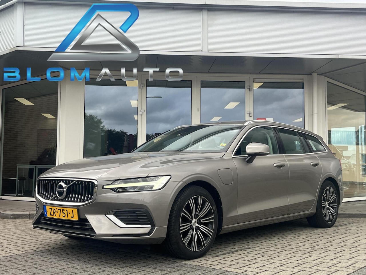 Volvo V60 - 2.0 T8 Twin Engine AWD INSCRIPTION PANO+ACC+MEMORY - AutoWereld.nl