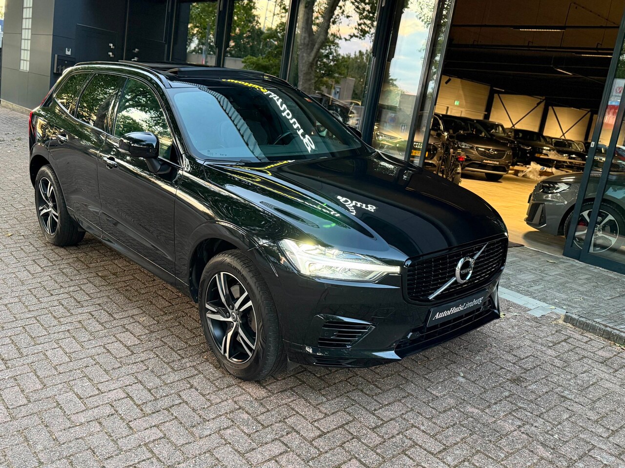 Volvo XC60 - 2.0 Recharge T6 AWD R-Design|Pano|Camera|CarPlay|Zwart-Zwart - AutoWereld.nl