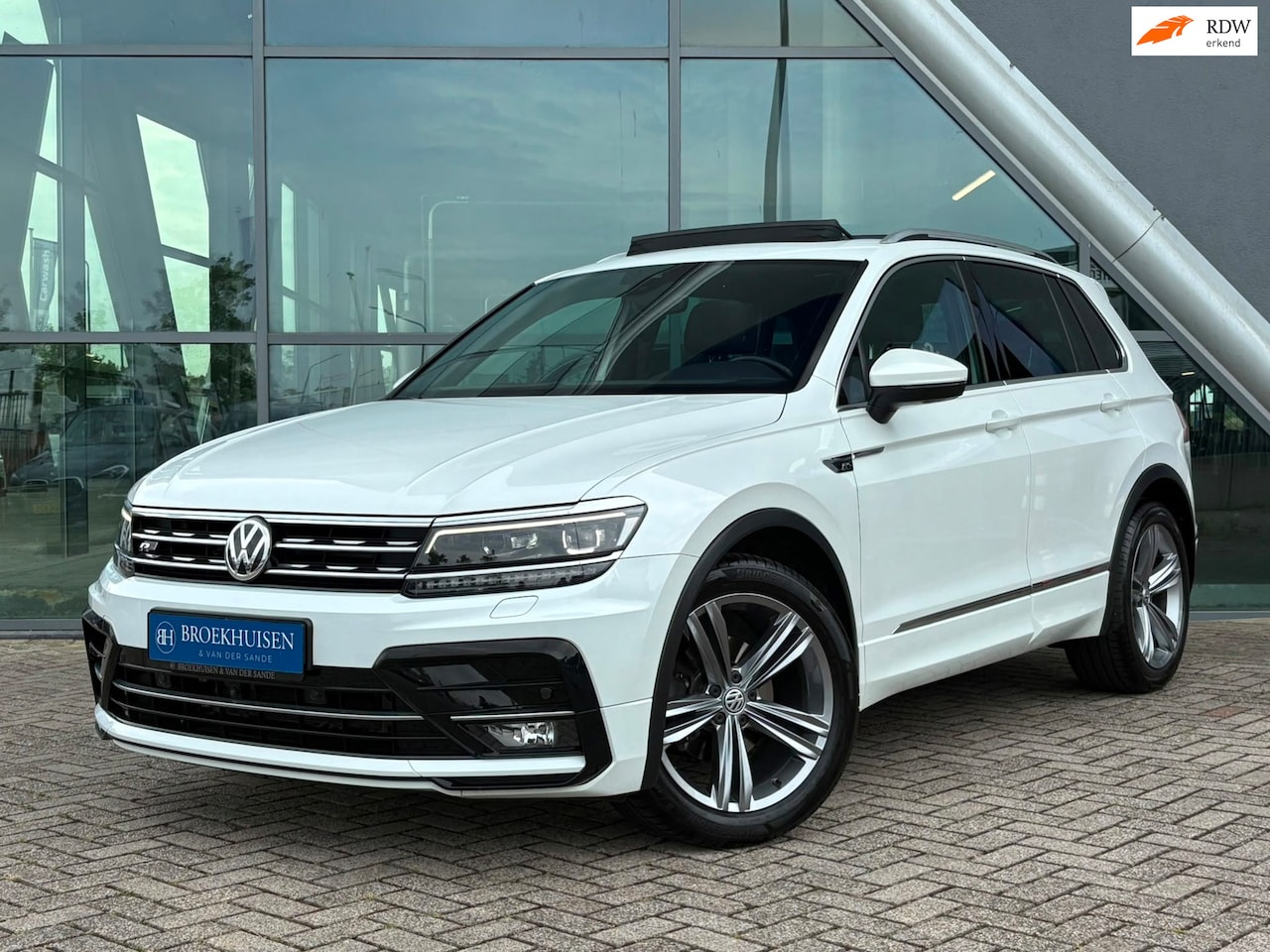 Volkswagen Tiguan - 2.0 TDI Highline Business R 150pk Panoramadak / Trekhaak / 360 Camera - AutoWereld.nl