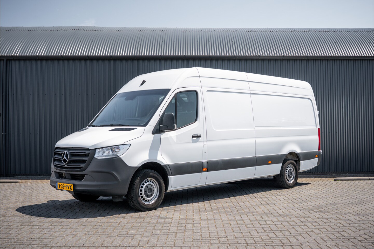Mercedes-Benz Sprinter - 317 CDI L3H2 | 170 PK | Automaat | Camera | Mbux | Cruise | PDC | Trekhaak - AutoWereld.nl
