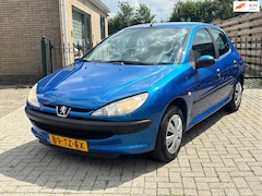Peugeot 206 - 1.4 One-line | 5drs | recent nieuwe apk | werkende airco | trekhaak