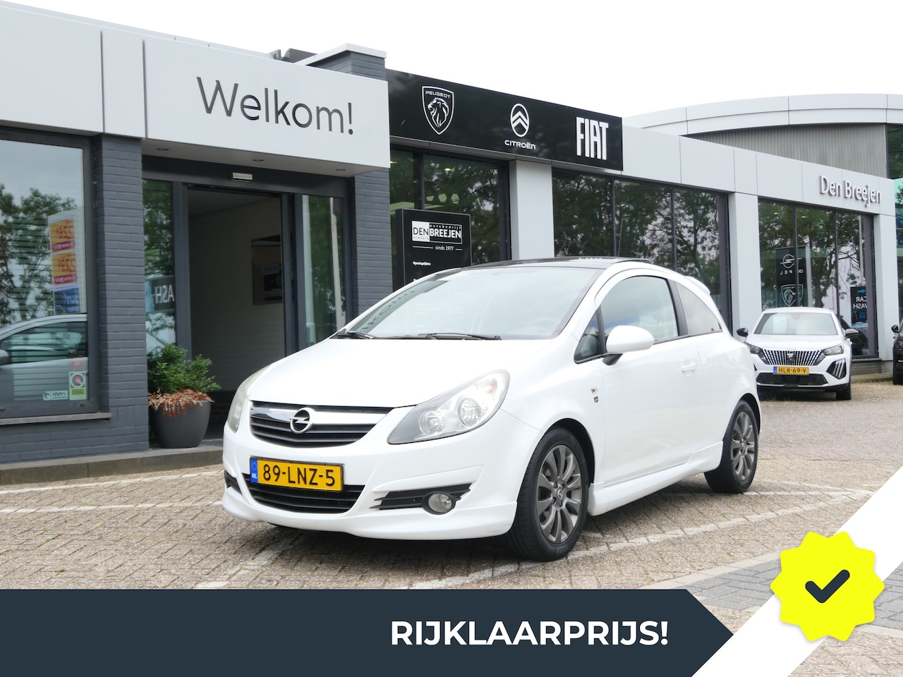 Opel Corsa - 1.4 16V '111' Edition | OPC Line | Panoramadak - AutoWereld.nl