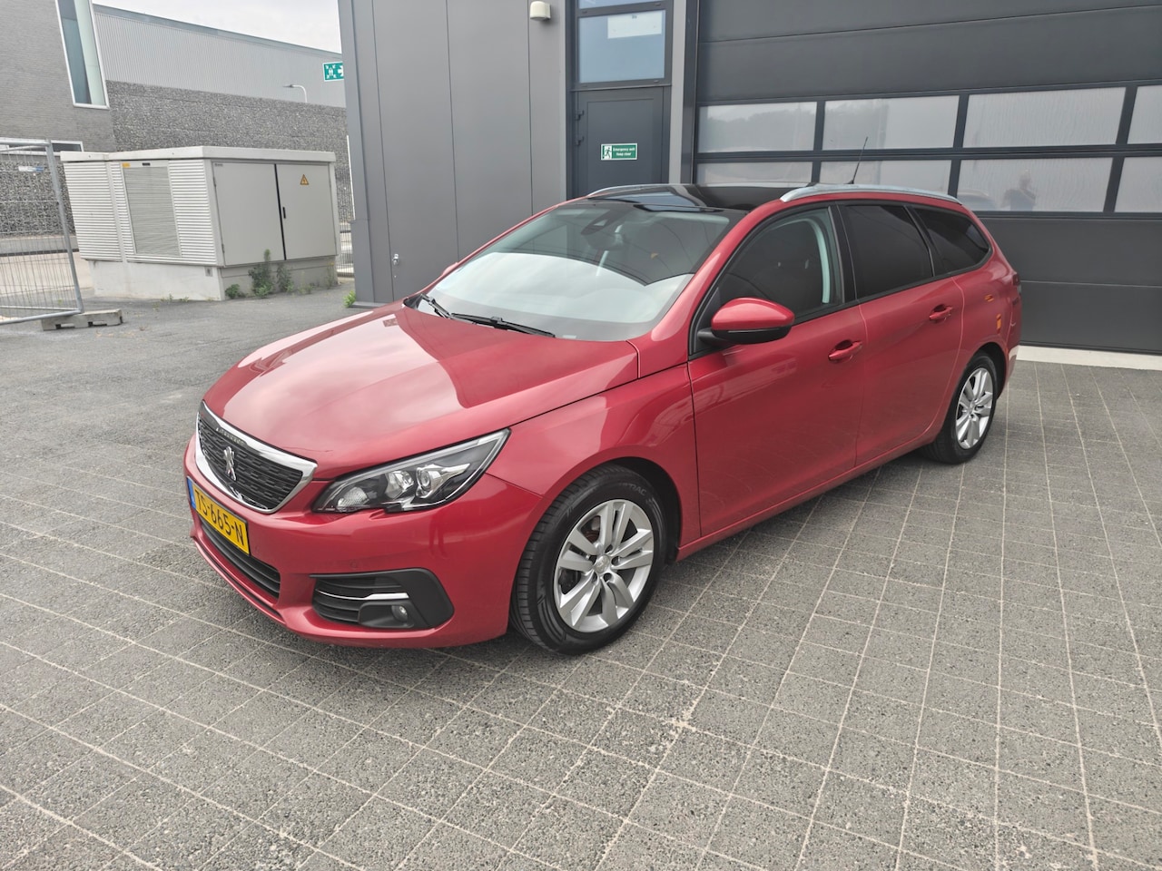 Peugeot 308 SW - 1.2 PureTech Blue Lease Executive 1.2 PureTech Blue Lease Executive,Airco,Navi,Cruise control,Parkeer sensoren,Panoramadak - AutoWereld.nl