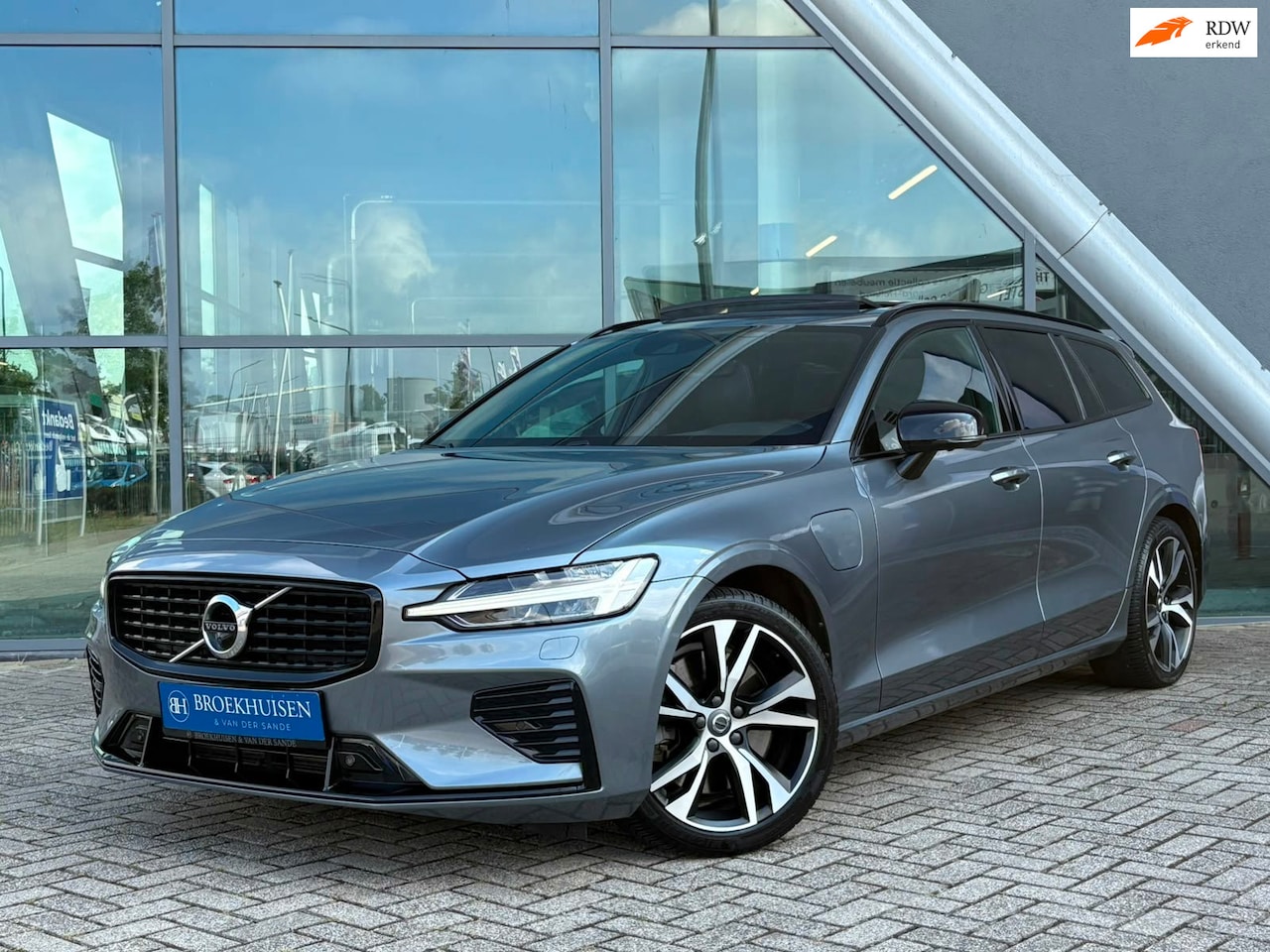 Volvo V60 - 2.0 T6 Recharge AWD R-Design 340pk Panoramadak / Trekhaak / Camera - AutoWereld.nl