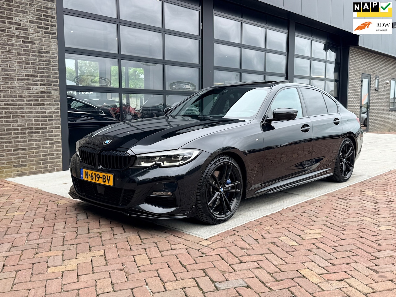 BMW 3-serie - 318i High Executive Edition | M-Sport | Schuif dak | Camera | BTW auto | - AutoWereld.nl