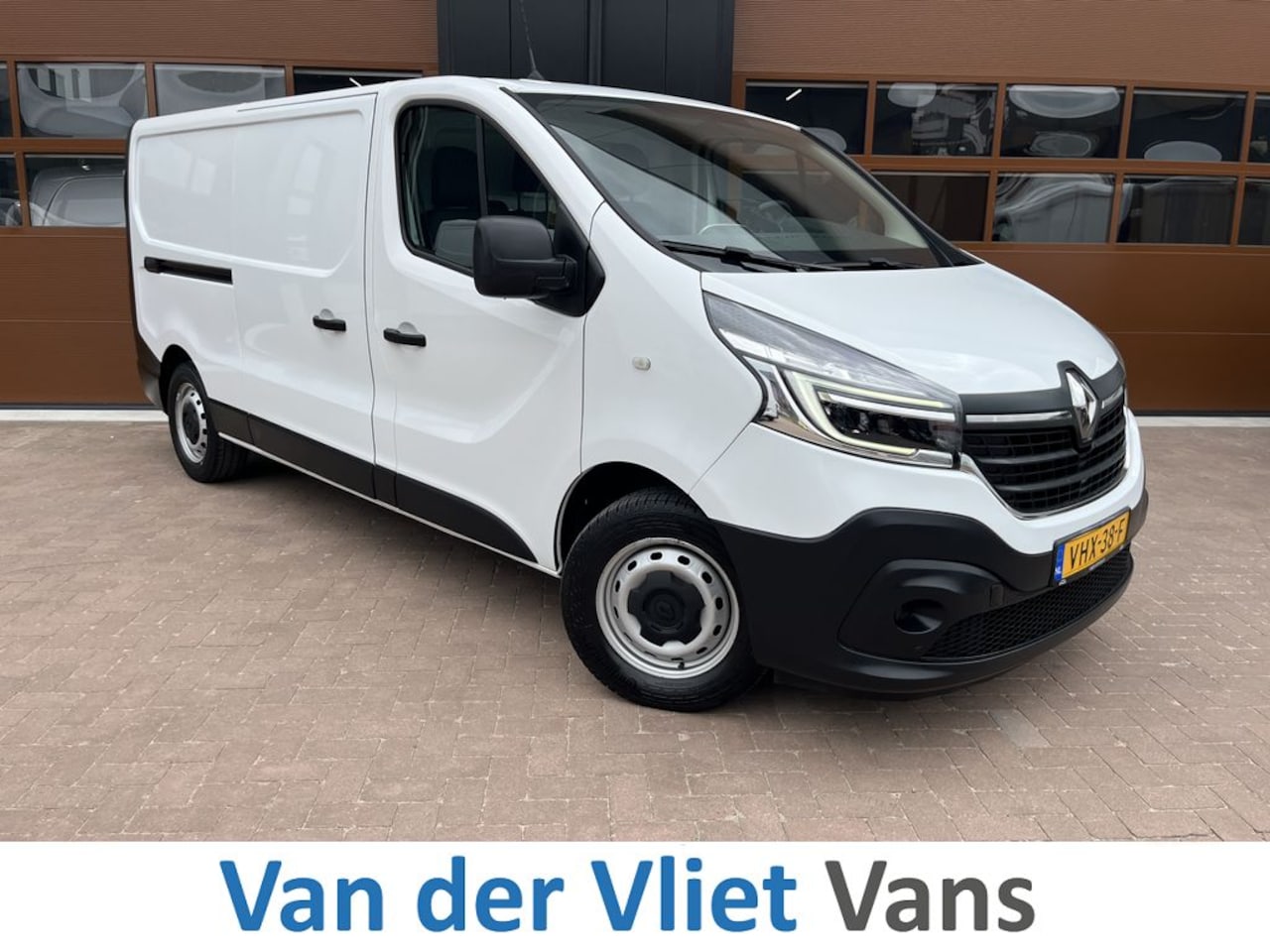 Renault Trafic - 2.0 dCi 120pk L2 Comfort Lease €276 /m, 2x Schuifdeur, Trekhaak, Airco, Navi, PDC, Led, Cr - AutoWereld.nl