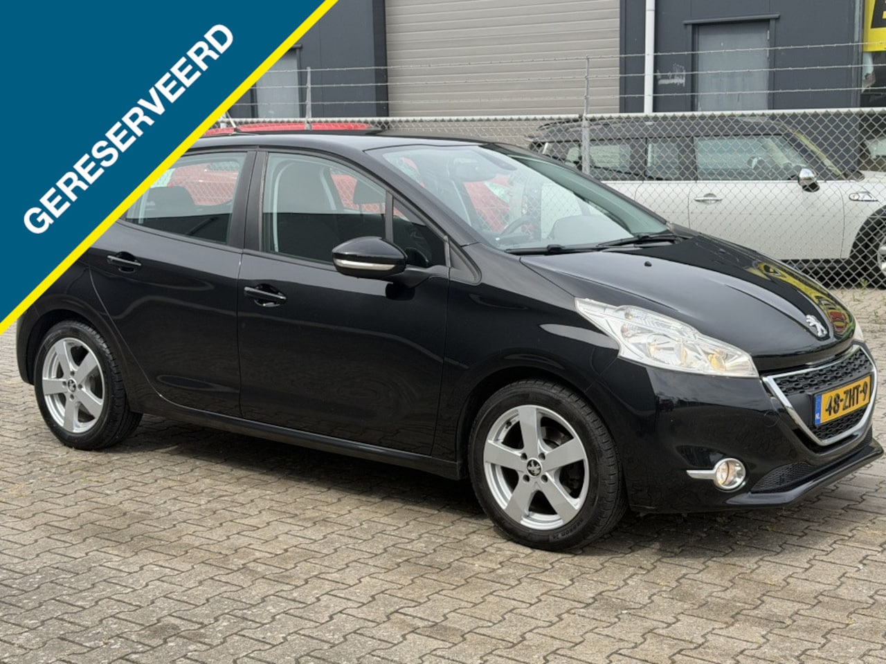 Peugeot 208 - 1.2 VTi Clima Navigatie Sportvelgen Trekhaak - AutoWereld.nl