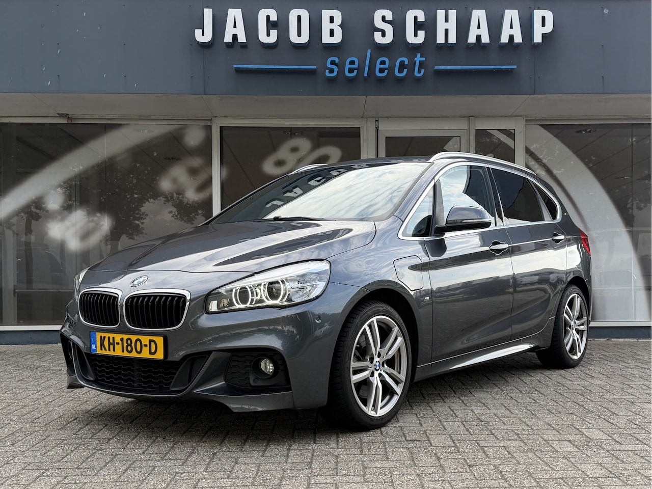 BMW 2-serie Active Tourer - 225xe iPerformance / Leder / Cruise C. / LED / Sensoren V+A / Multimedia / - AutoWereld.nl