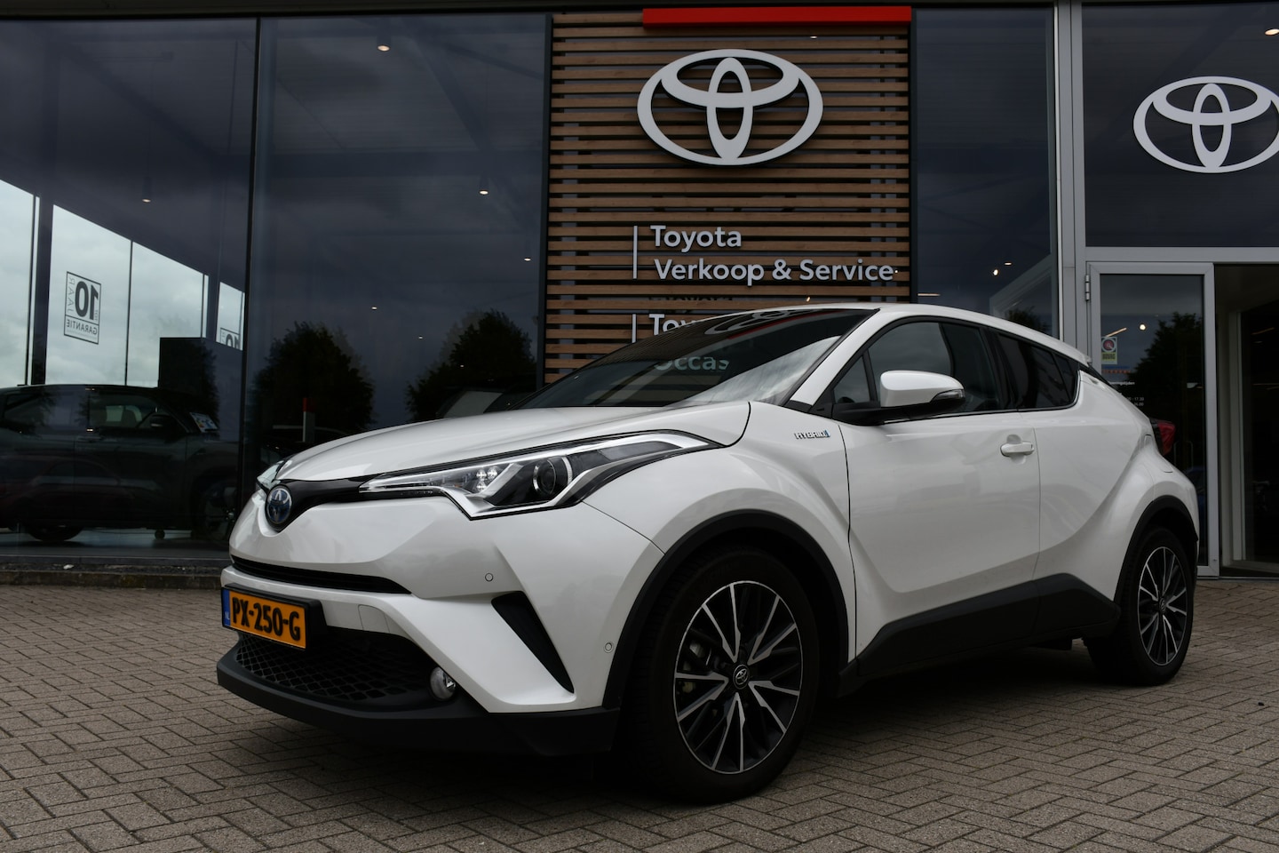 Toyota C-HR - 1.8 Hybrid Executive Automaat 122pk | Parkeersensoren voor en achter | Trekhaak afneembaar - AutoWereld.nl