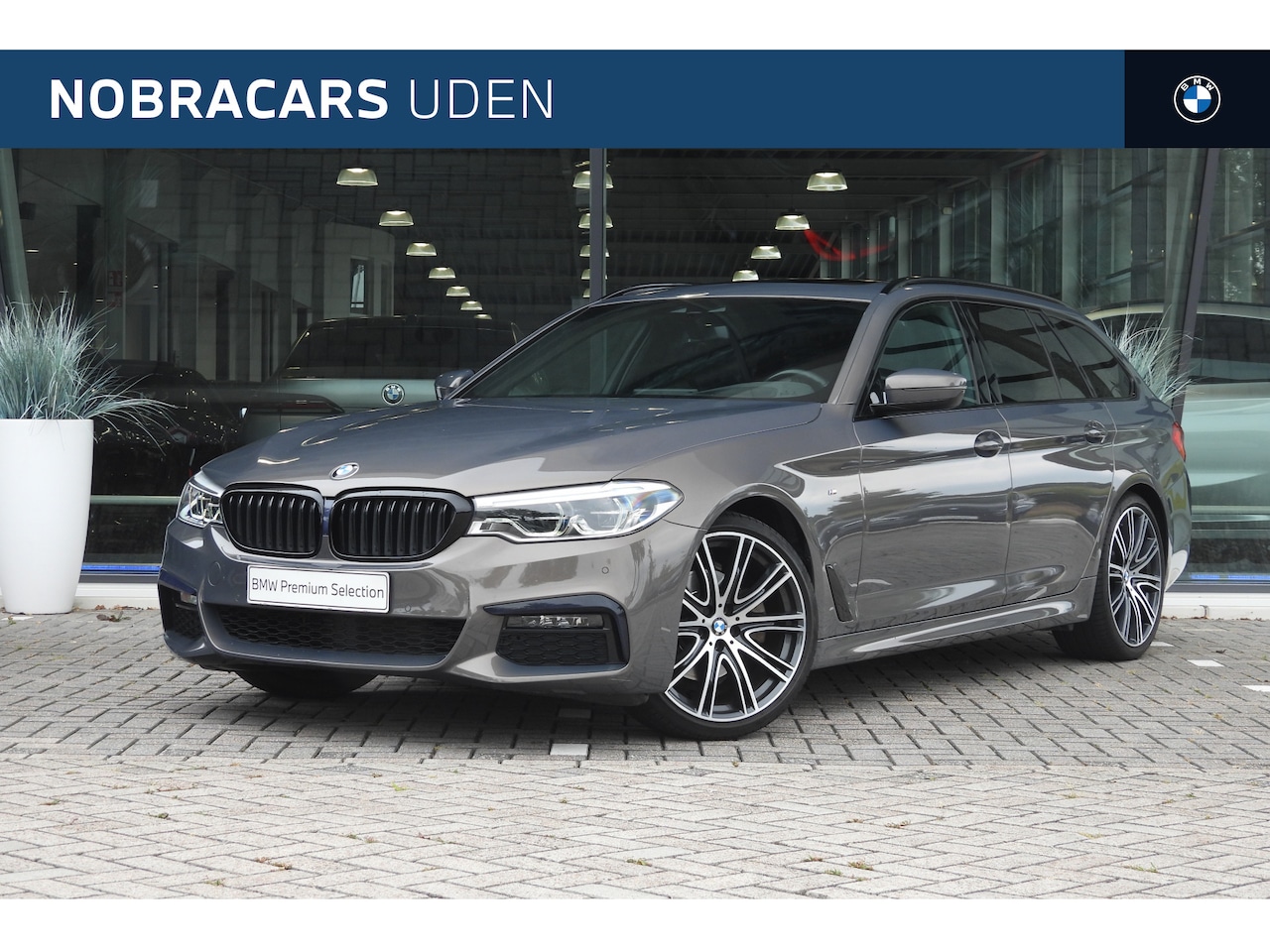 BMW 5-serie Touring - 520i High Executive M Sport Automaat / Panoramadak / Achteruitrijcamera / Adaptieve LED / - AutoWereld.nl