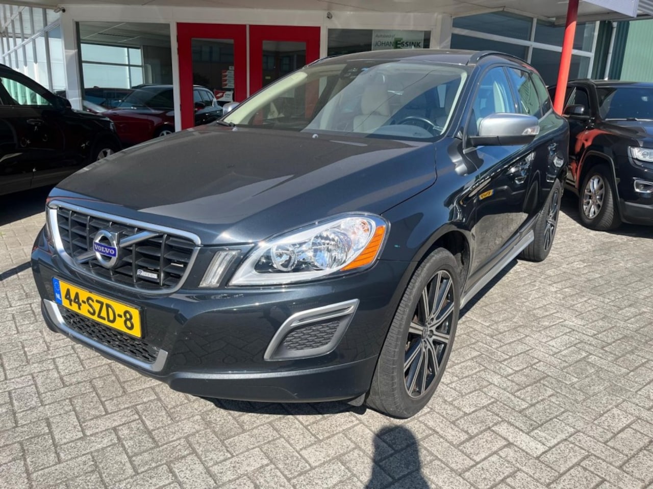 Volvo XC60 - 2.0 T5 R-Design Automaat  Leder  Navigatie  20  Nieuwe APK - AutoWereld.nl