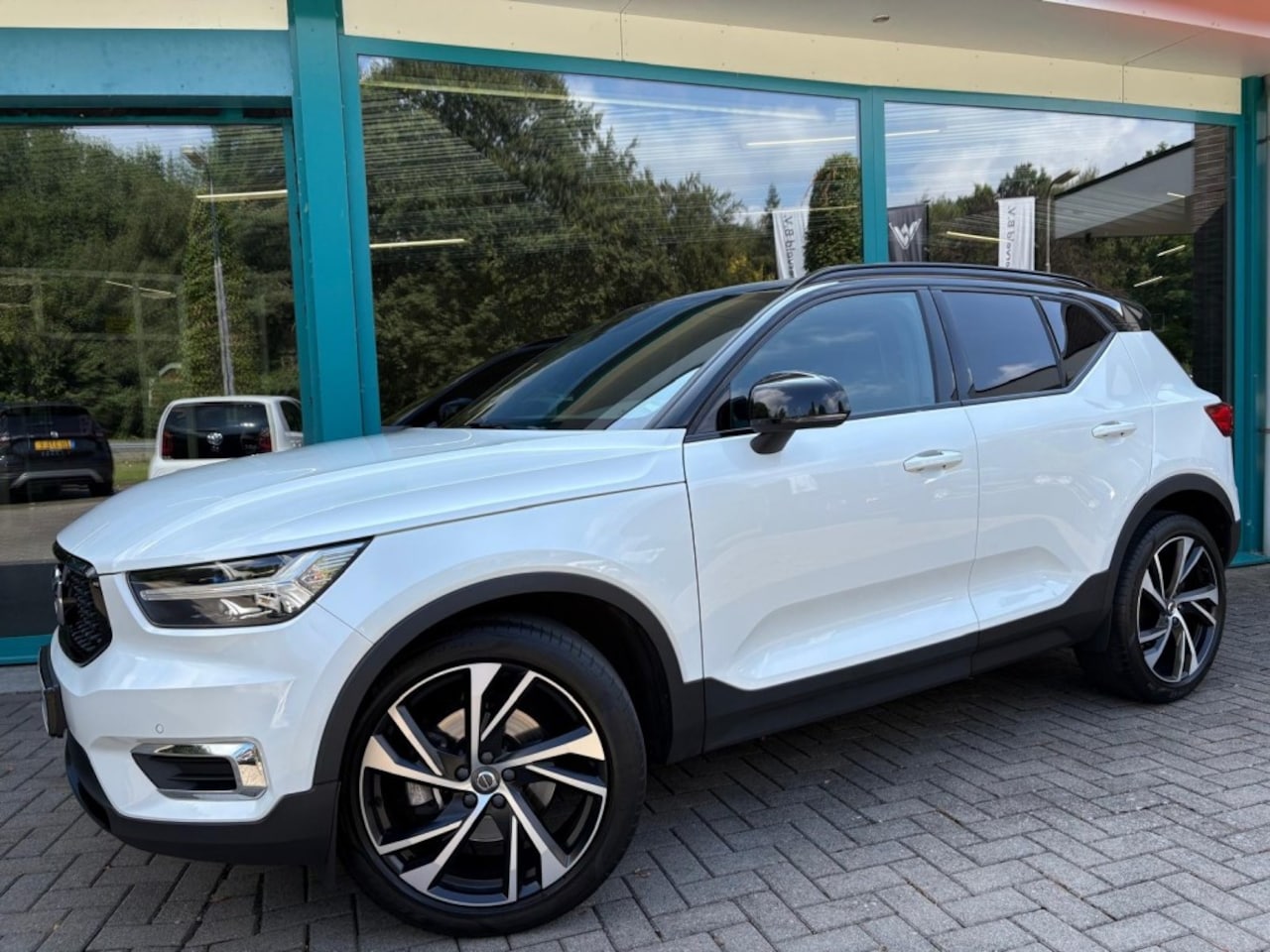 Volvo XC40 - 2.0 T4 R-DESIGN 190pk CarPlay, Harman/Kardon, TrHaak, 20Inch - AutoWereld.nl