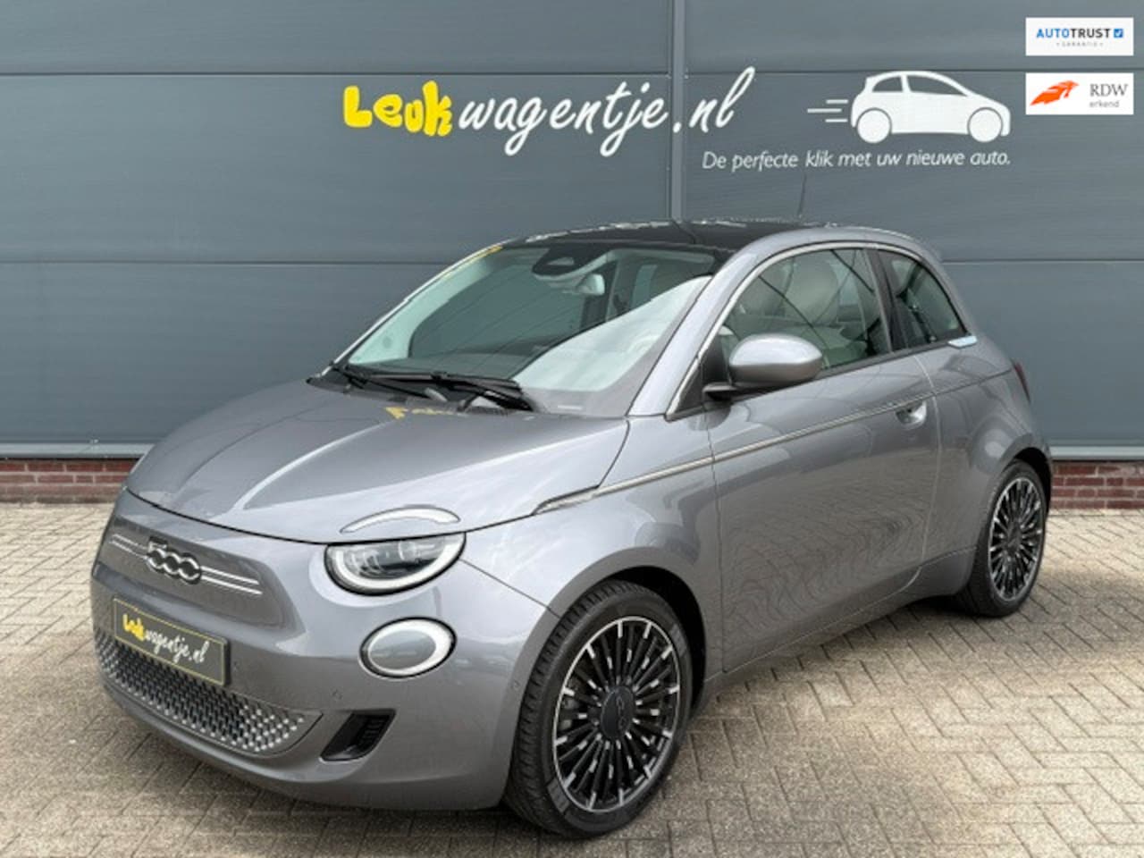 Fiat 500e - La Prima 42 kWh *leder *camera *p-sensor v+a *17" - AutoWereld.nl