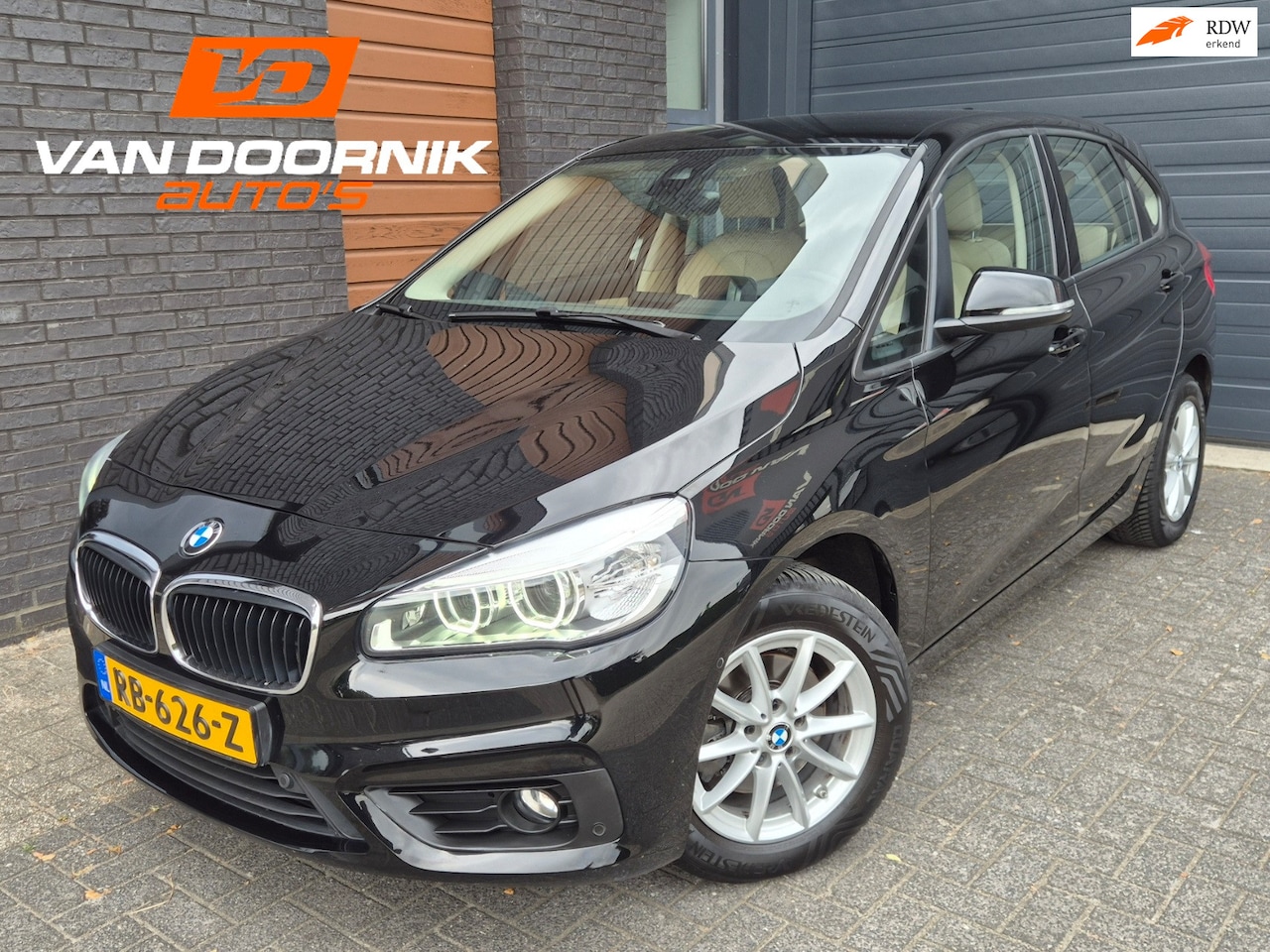 BMW 2-serie Active Tourer - 218i Corporate Lease High Executive Automaat Leder/Trekhaak/Navigatie - AutoWereld.nl